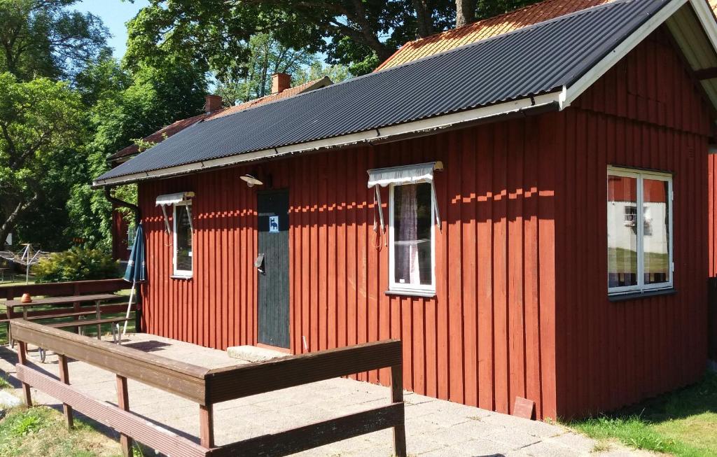 ÅnimskogにあるFurusjöns Cottageの赤い建物