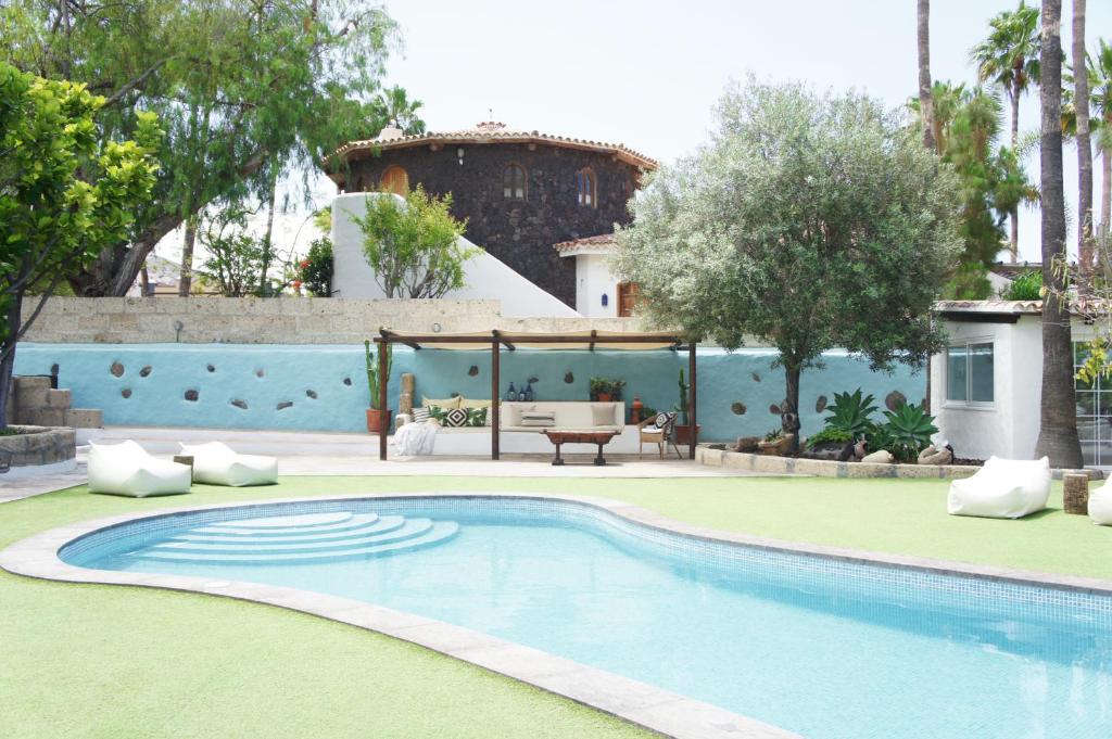 a swimming pool in the middle of a yard at Casa Jable Roja in Adeje