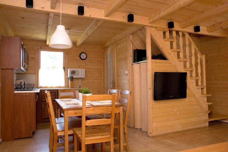 Kuchyň nebo kuchyňský kout v ubytování Domki Pod Sosnami