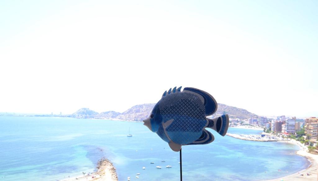 vistas a la playa desde la parte superior de un edificio en Apartamento 12 Soles, en Alicante