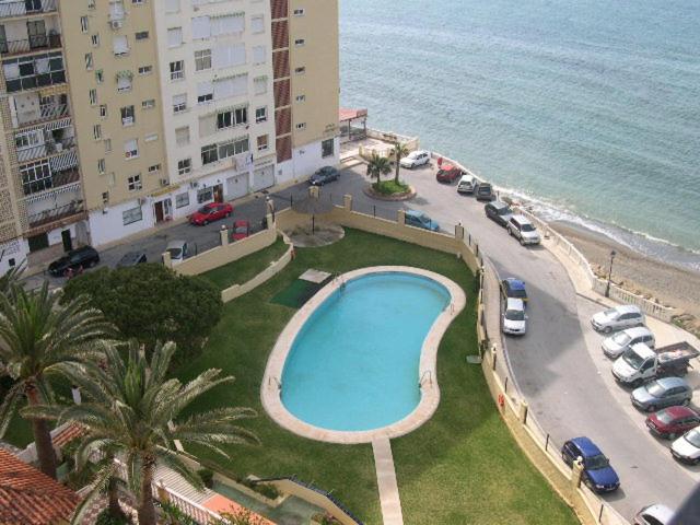 - une vue aérienne sur une piscine à côté de l'océan dans l'établissement Atico primera linea del mar, à Sitio de Calahonda