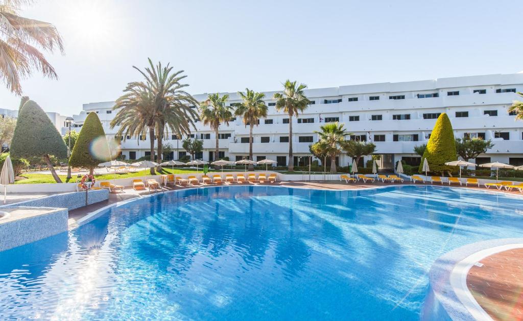 ein großer Pool vor einem Hotel in der Unterkunft BLUESEA Es Bolero in Cala d´Or