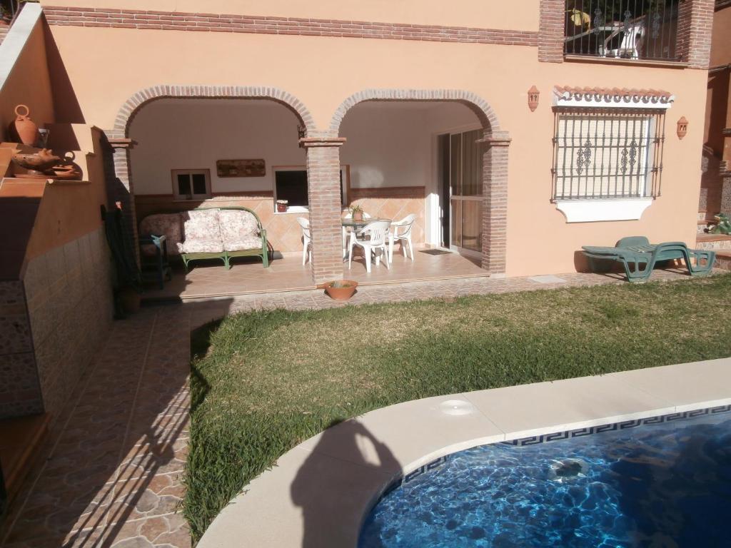 a house with a swimming pool in a yard at La Casa del Jazmín in Benalmádena