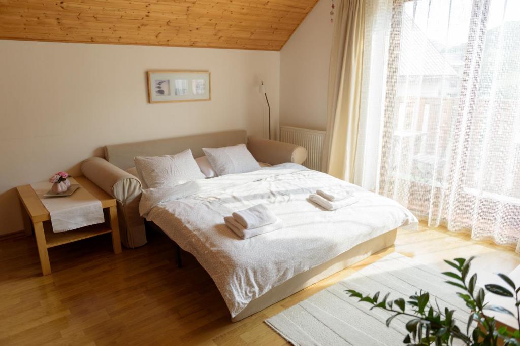 Postel nebo postele na pokoji v ubytování Žltý Dom