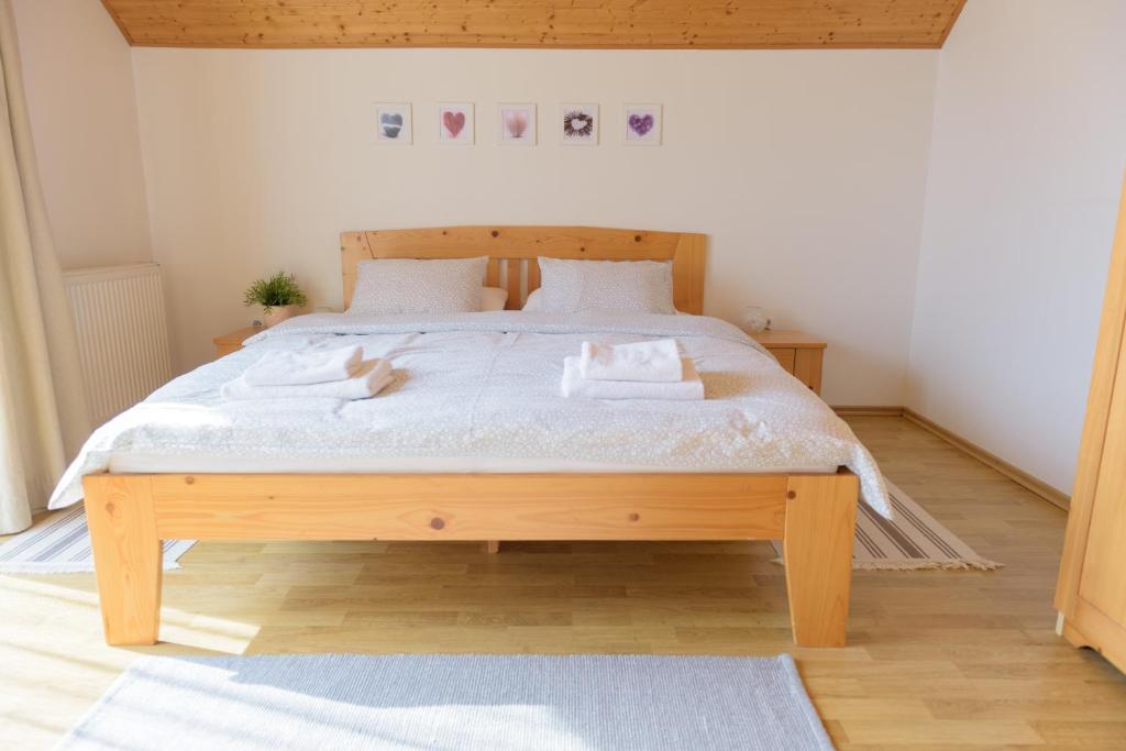 Postel nebo postele na pokoji v ubytování Žltý Dom