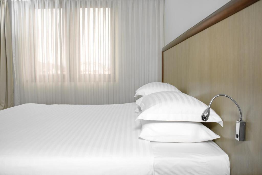Postel nebo postele na pokoji v ubytování City5 ROOMS & SUITES by LSA