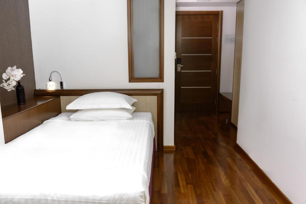 Postel nebo postele na pokoji v ubytování City5 ROOMS & SUITES by LSA
