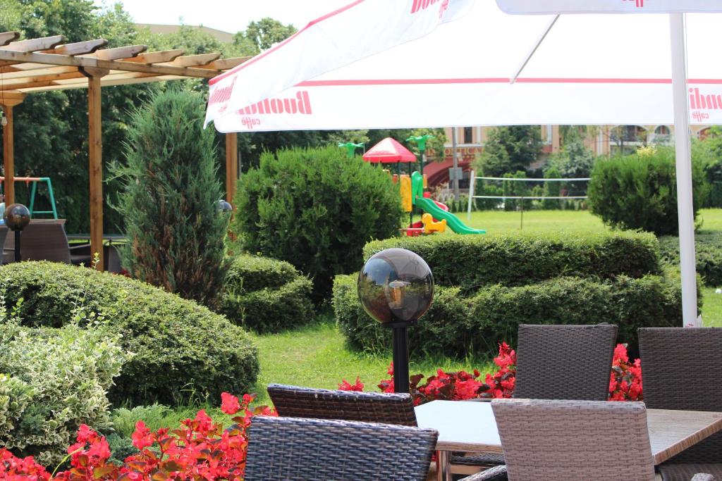 A garden outside Aparthotel Marina Holiday Club - All Inclusive & Free Parking