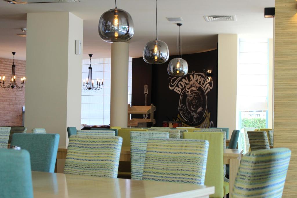 A seating area at Aparthotel Marina Holiday Club - All Inclusive & Free Parking