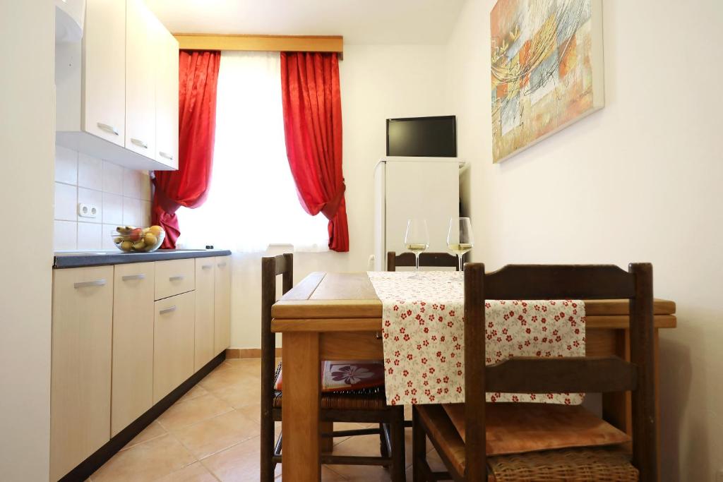 Kuchyň nebo kuchyňský kout v ubytování Apartmani "Jadran"