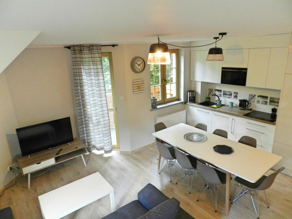 Kuchyňa alebo kuchynka v ubytovaní Apartamenty EverySky - Osiedle Podgórze 1D-27