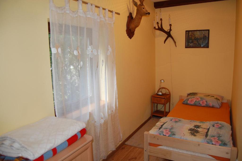 Postel nebo postele na pokoji v ubytování Domek myśliwski