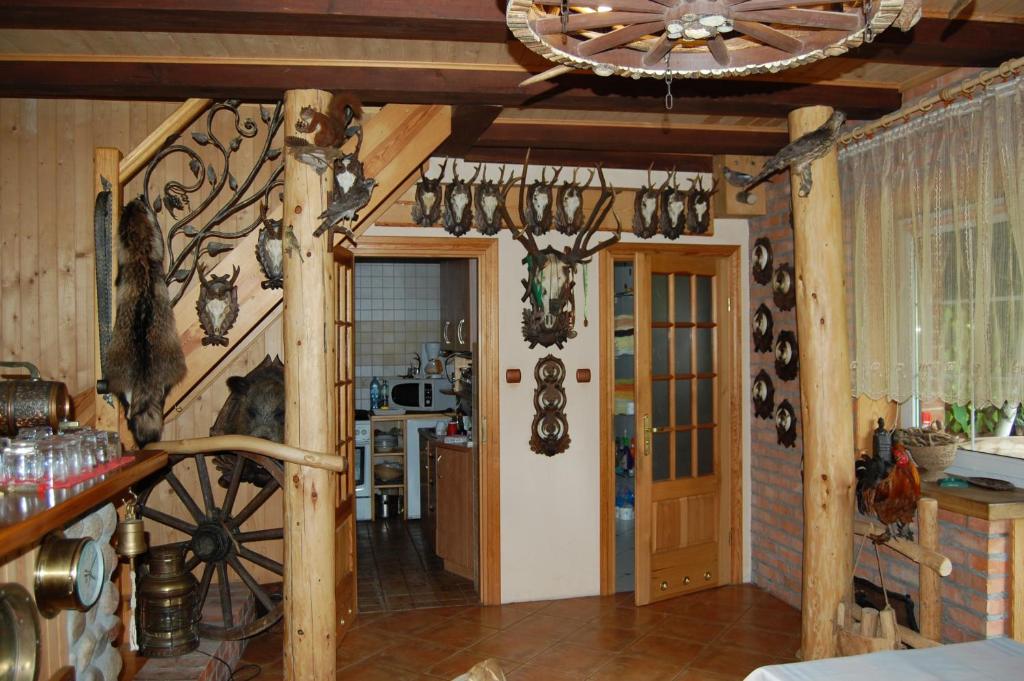 a living room with a ceiling fan in a room at Domek myśliwski in Gietrzwałd