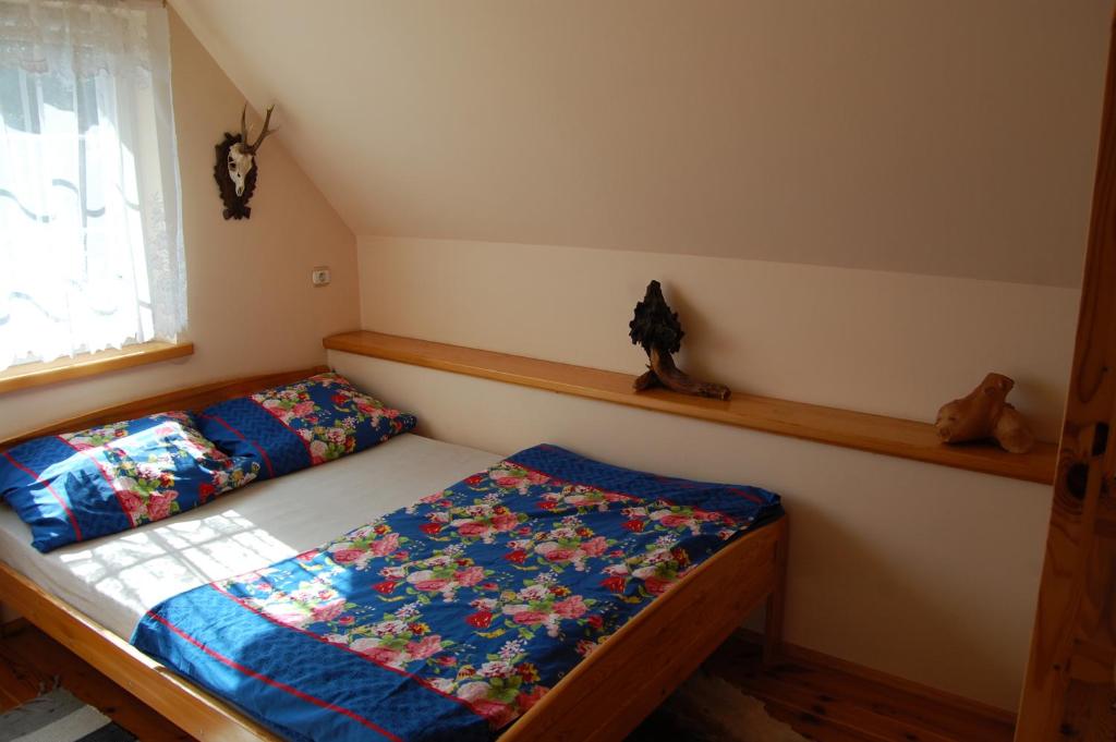 Postel nebo postele na pokoji v ubytování Domek myśliwski