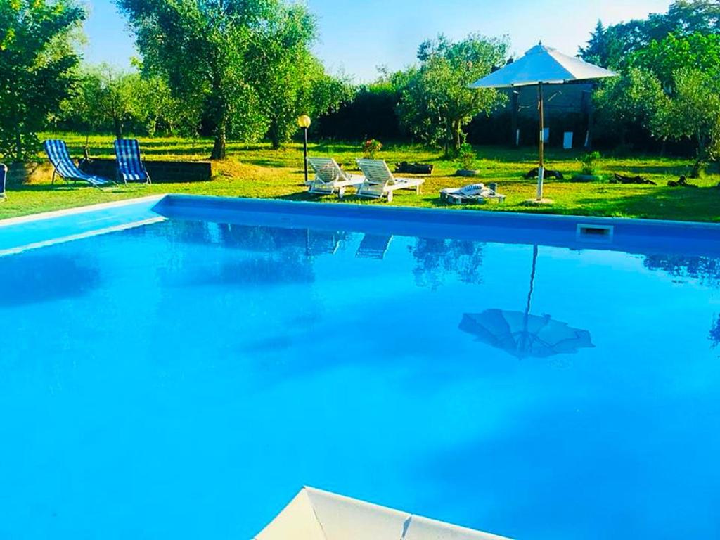 Bazén v ubytovaní Country House Maremma Nel Tufo alebo v jeho blízkosti
