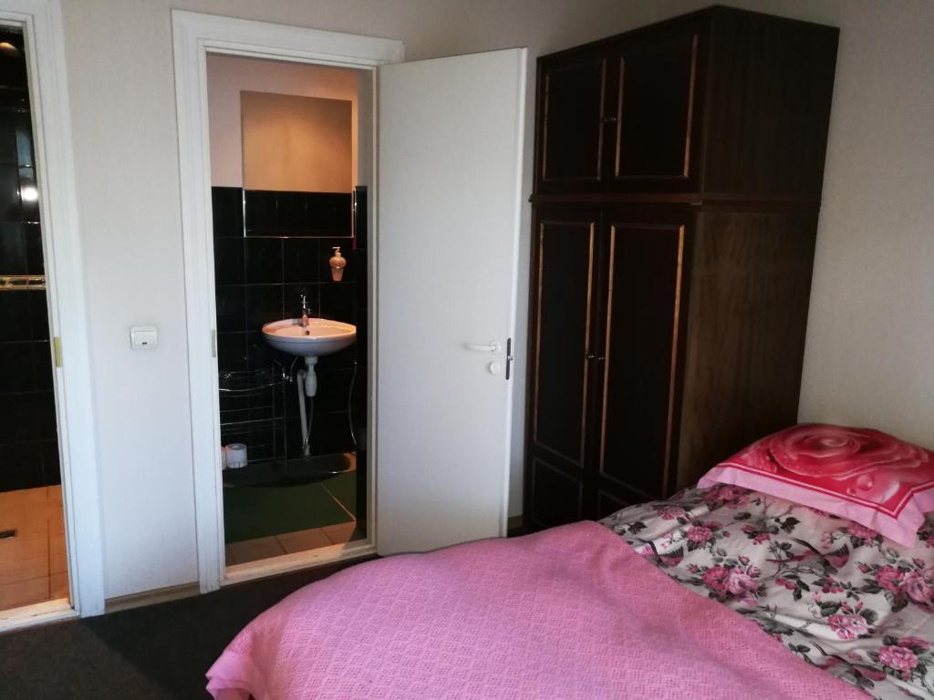 Postel nebo postele na pokoji v ubytování Upmaļi