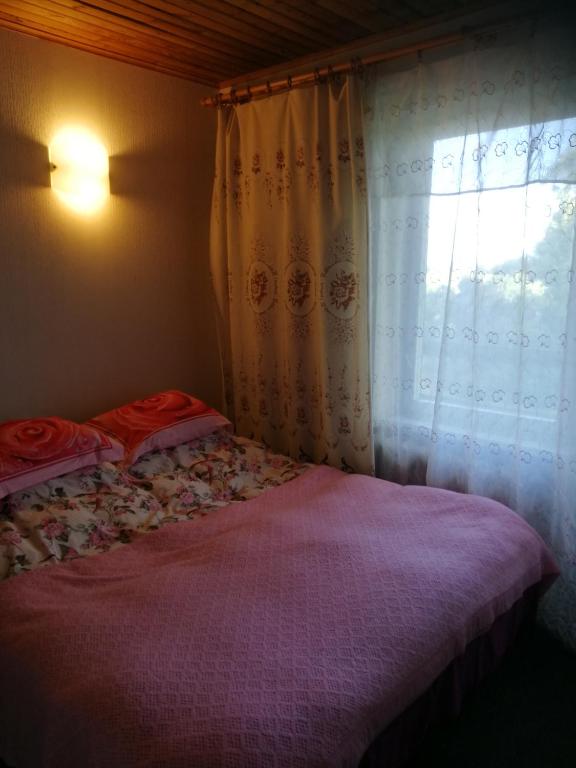 Postel nebo postele na pokoji v ubytování Upmaļi