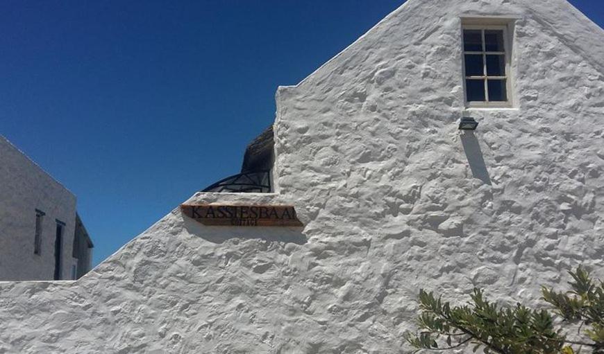 un edificio blanco con una ventana en el costado en Kassiesbaai Cottage, en Arniston