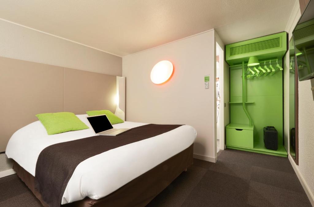 Postel nebo postele na pokoji v ubytování Campanile Hotel Senlis