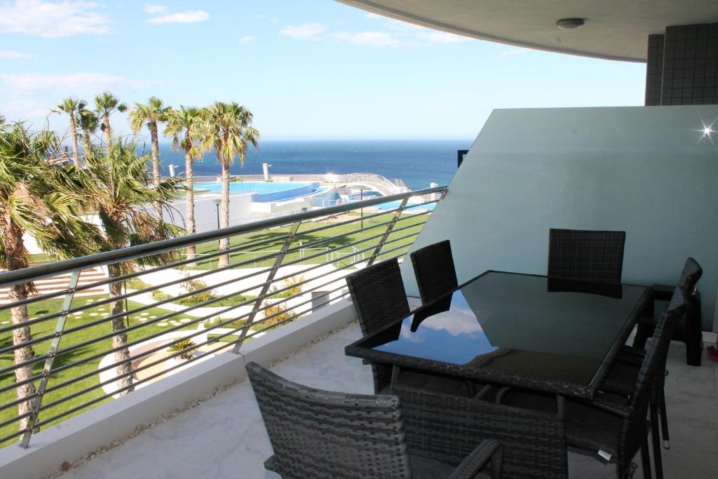 d'un balcon avec une table et des chaises donnant sur l'océan. dans l'établissement Infinity View Lovely Apartment, à Arenales del Sol