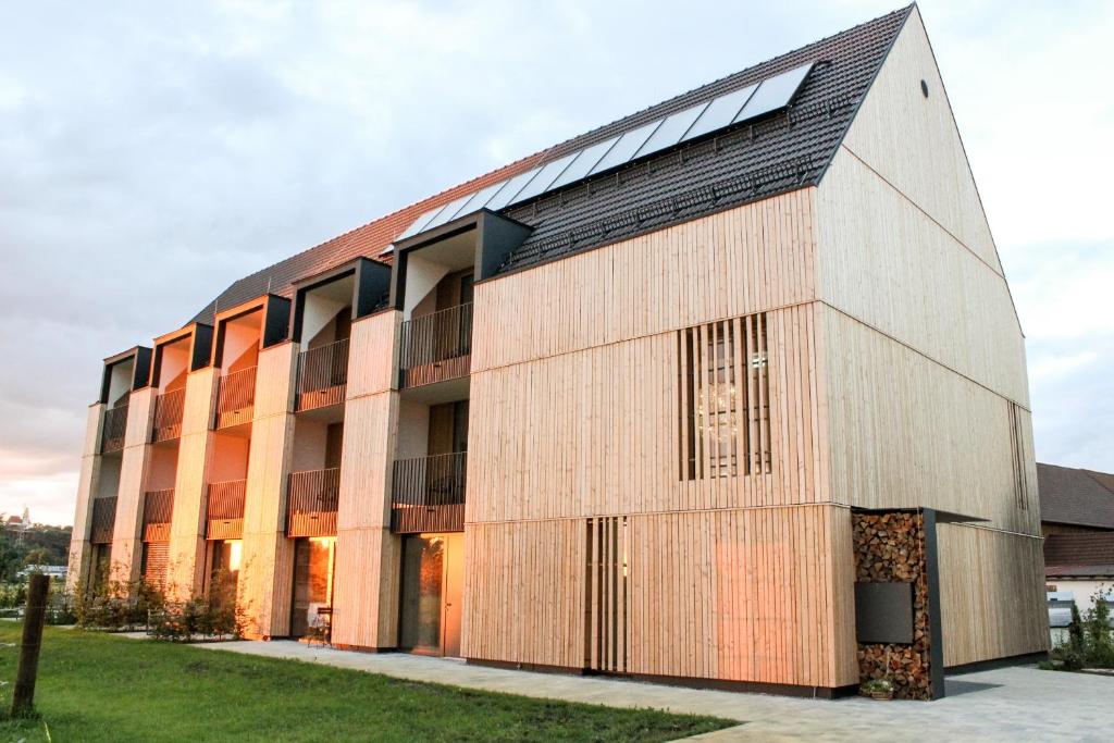 um grande edifício de tijolos com um telhado preto em Hotel Lenderstuben em Balzhausen