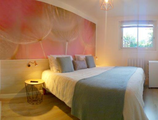 1 dormitorio con 1 cama grande en una habitación en chemin neuf jardin en Gréoux-les-Bains