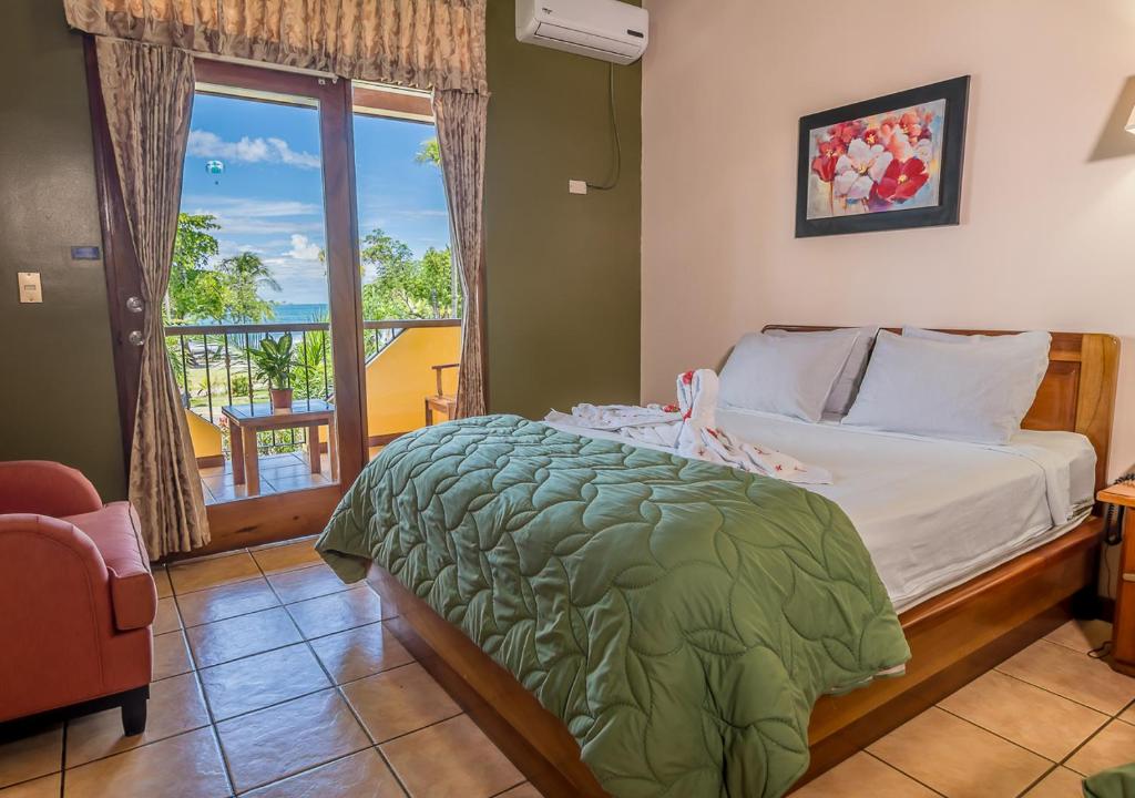 Postel nebo postele na pokoji v ubytování Hotel Manuel Antonio