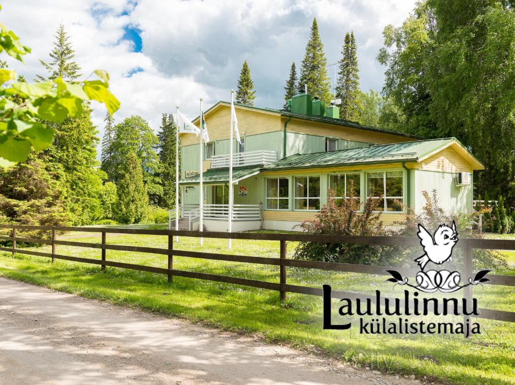 Laululinnu Guesthouse في Järvajõe: منزل امامه سياج