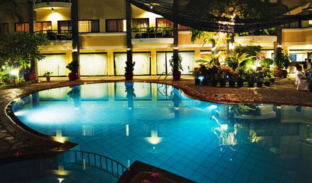 Bazén v ubytování Hotel Fleuris nebo v jeho okolí