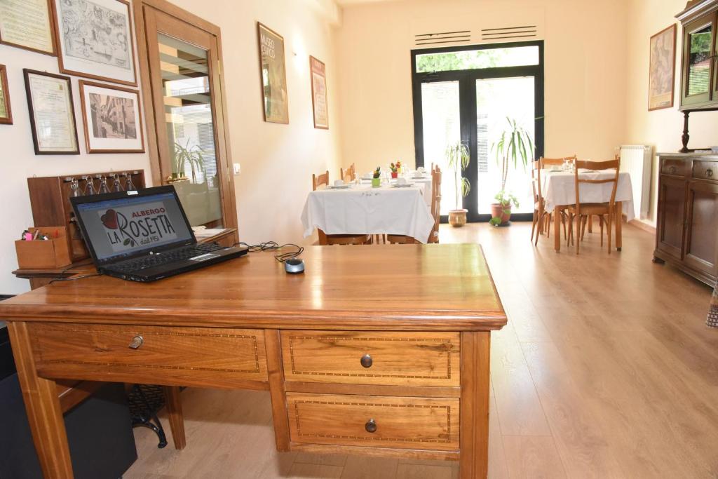 a desk with a laptop on top of it in a room at Albergo La Rosetta in Chiusi