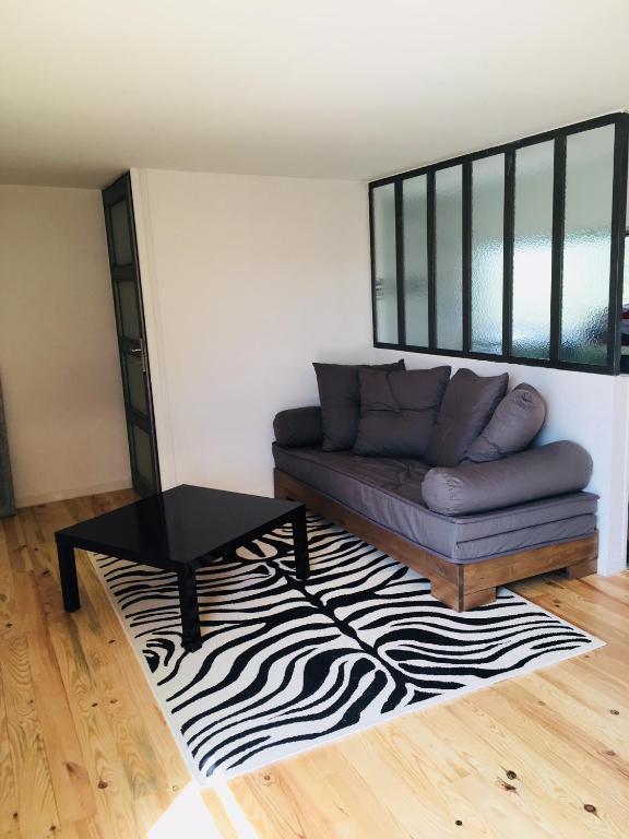Posezení v ubytování Spa Les Jardins De Chiron Lodges et Tiny House dans le sud