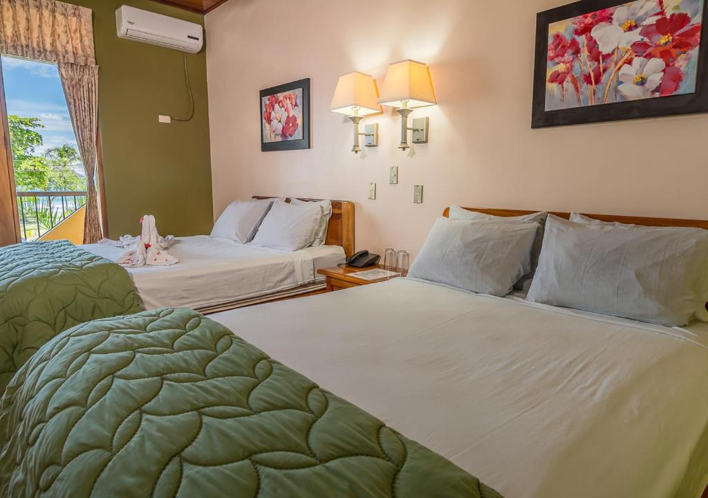 Postel nebo postele na pokoji v ubytování Hotel Manuel Antonio