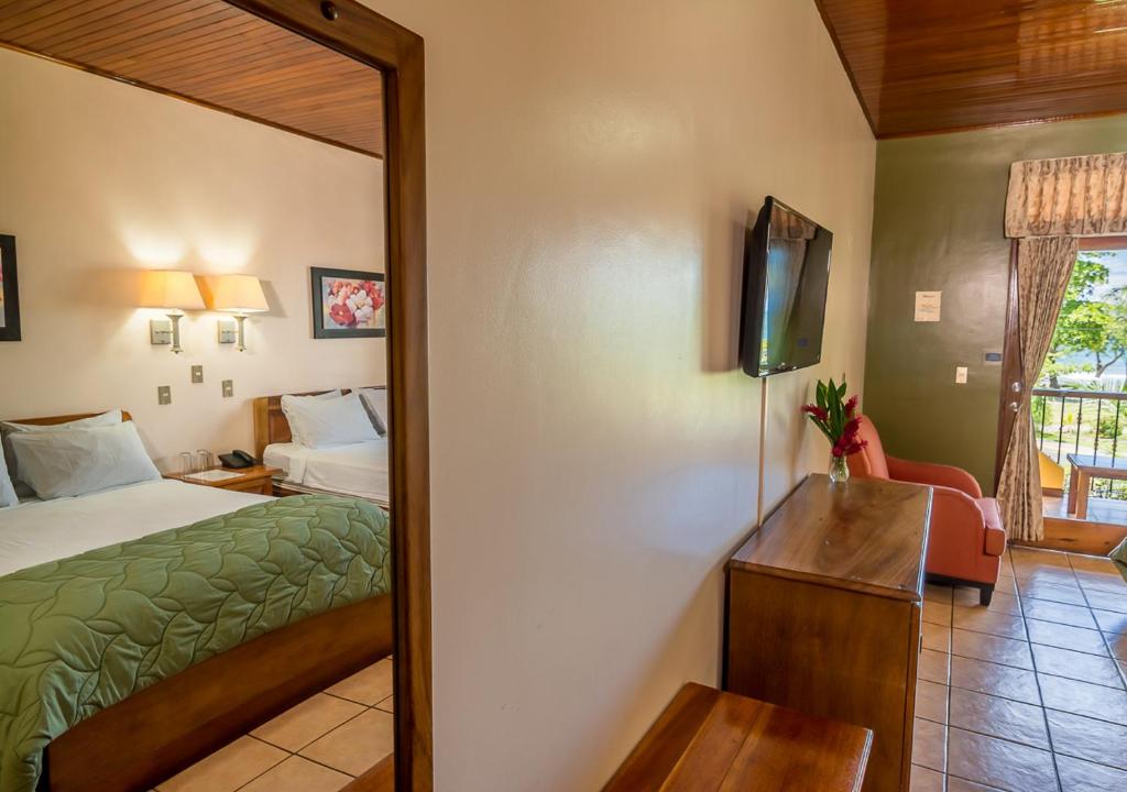 Postel nebo postele na pokoji v ubytování Hotel Manuel Antonio