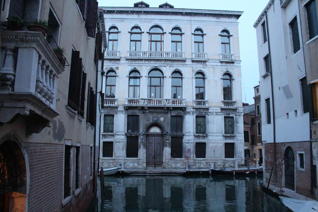 Un edificio in mezzo a un canale in una città di Ca' Venere Apartments Cannaregio a Venezia