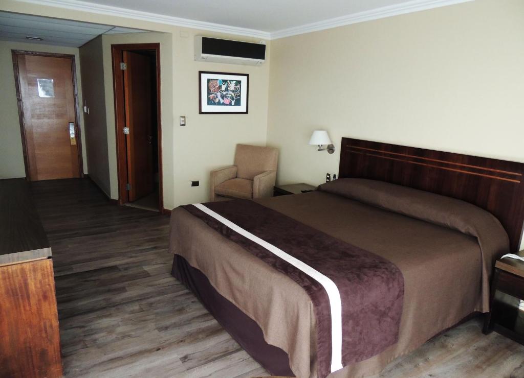 Postel nebo postele na pokoji v ubytování Hotel Diego de Almagro Valparaíso