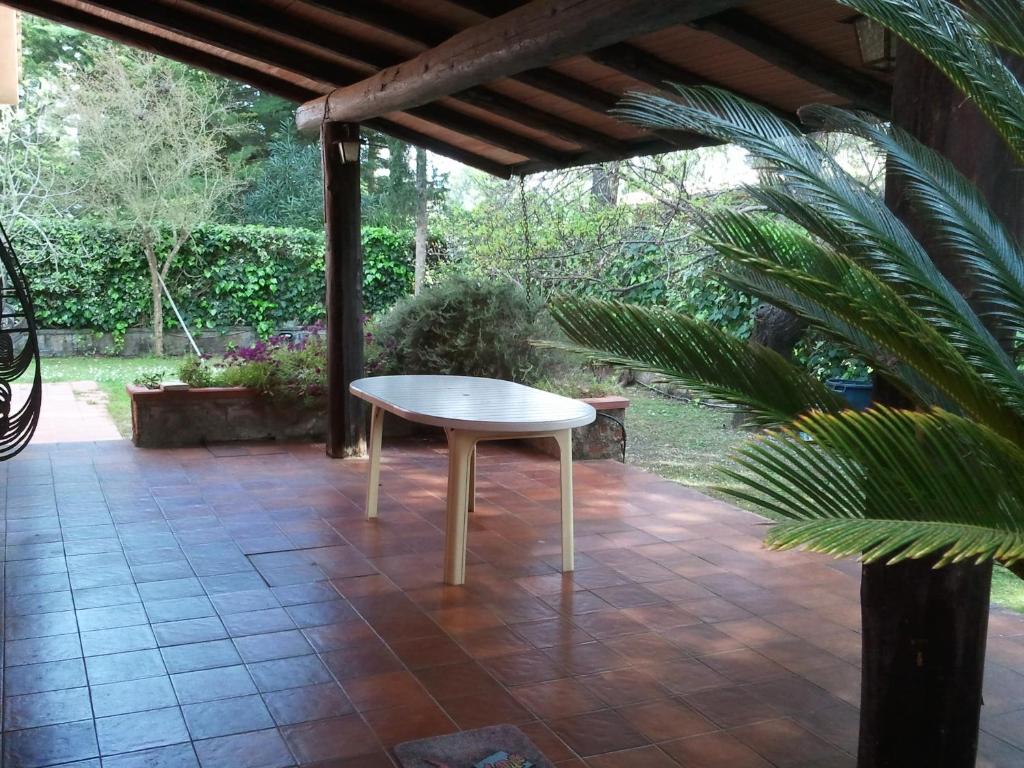 un tavolo bianco su un patio di villetta nel verde vicino spiaggia a Orbetello