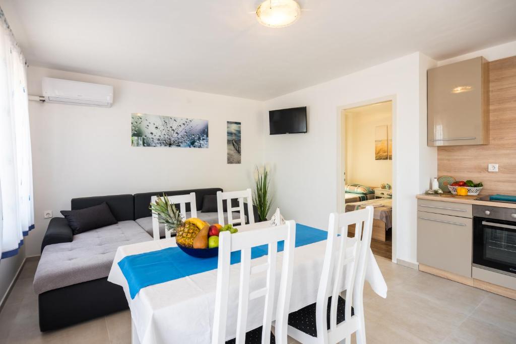 Kuchyň nebo kuchyňský kout v ubytování Apartments Dora