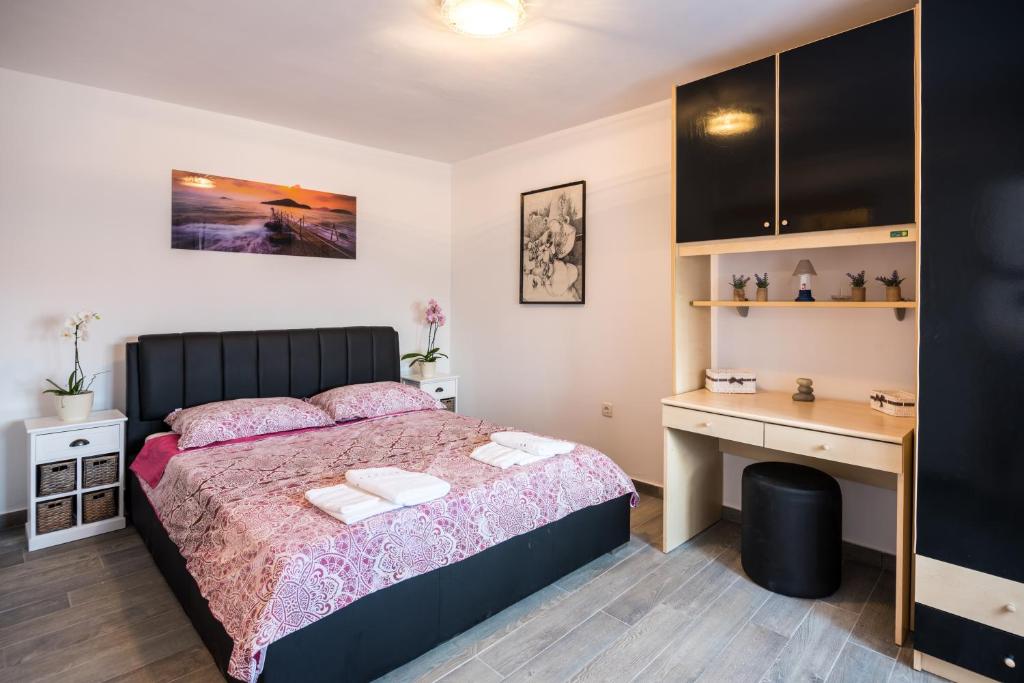 Postel nebo postele na pokoji v ubytování Apartments Dora