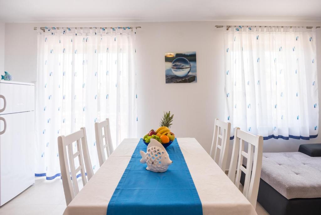 Postel nebo postele na pokoji v ubytování Apartments Dora