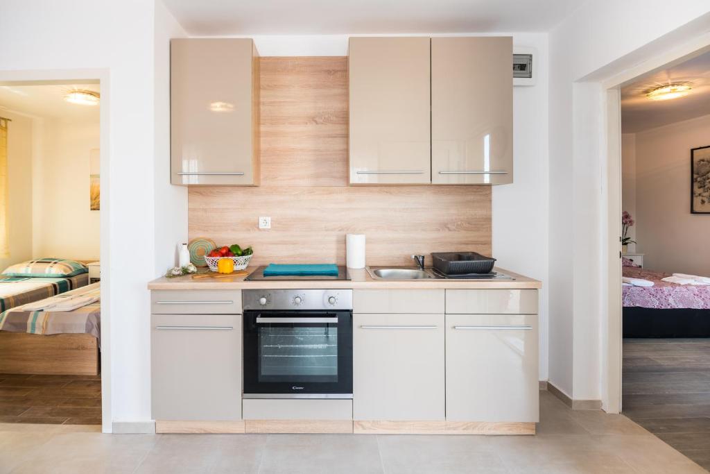 Kuchyň nebo kuchyňský kout v ubytování Apartments Dora