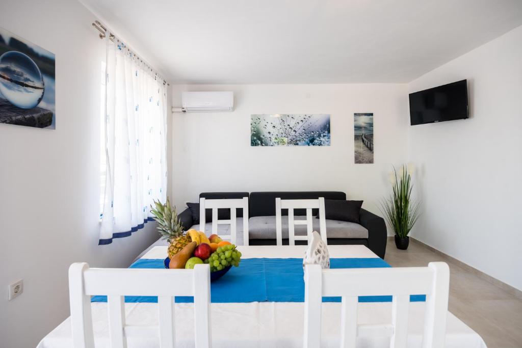 TV a/nebo společenská místnost v ubytování Apartments Dora