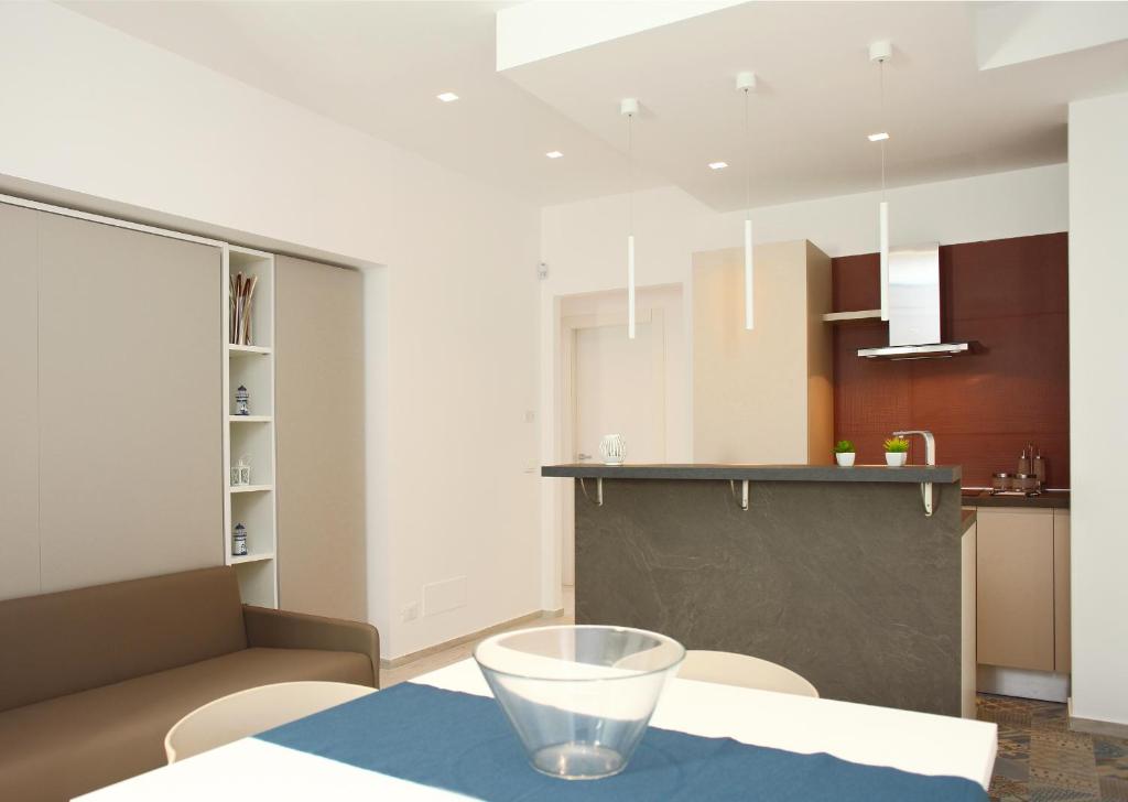 Kuchnia lub aneks kuchenny w obiekcie Sea Windows Suite