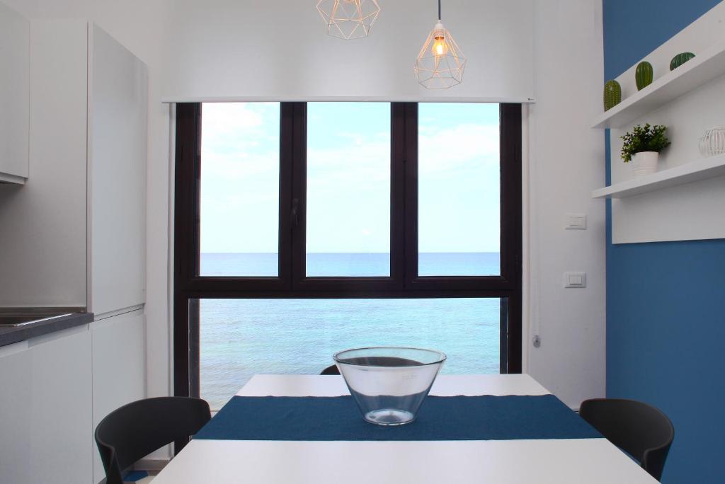 Łóżko lub łóżka w pokoju w obiekcie Sea Windows Suite