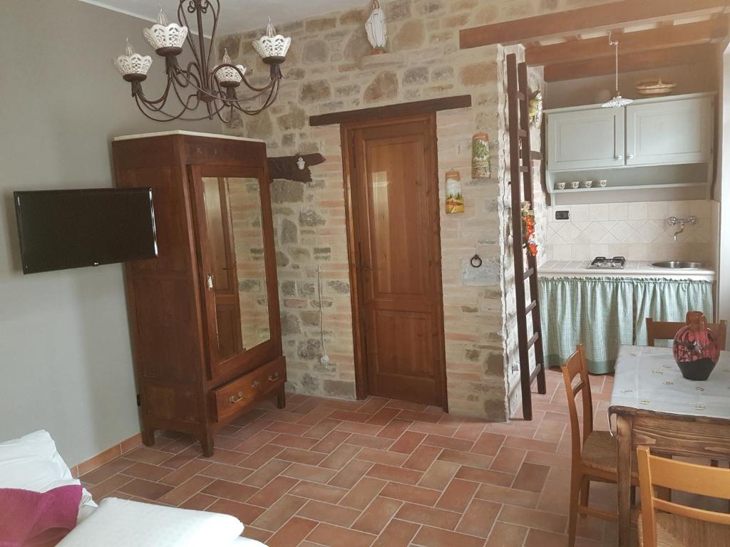 um quarto com uma cozinha e uma sala de jantar em L'Angolo di Dany em Pianello