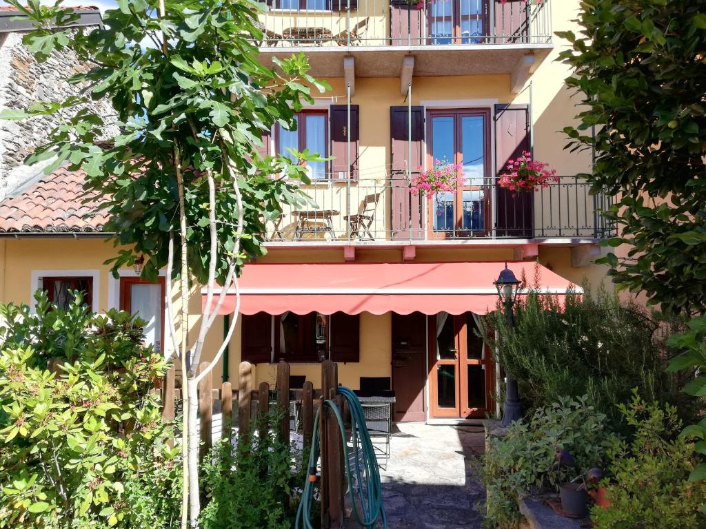 un edificio de apartamentos con balcón y valla en Campino, en Stresa