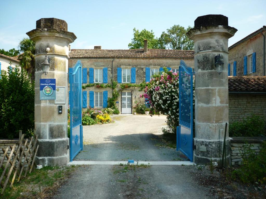 una entrada a una casa con puertas azules en Le Logis de Faugerit, en Frontenay-Rohan-Rohan