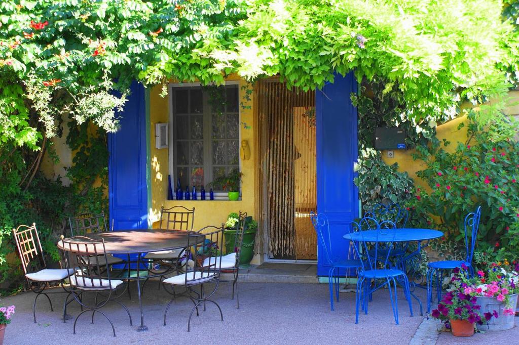 a table and chairs in front of a house at La Sarrasine in Villes-sur-Auzon