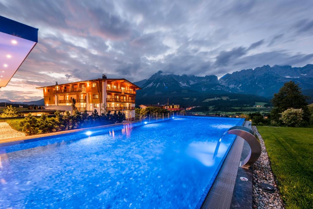 Bazén v ubytovaní Hotel Der Bär alebo v jeho blízkosti