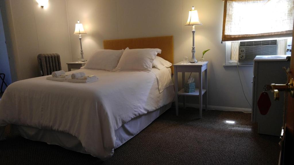 Postel nebo postele na pokoji v ubytování Pine Hill Arms Hotel