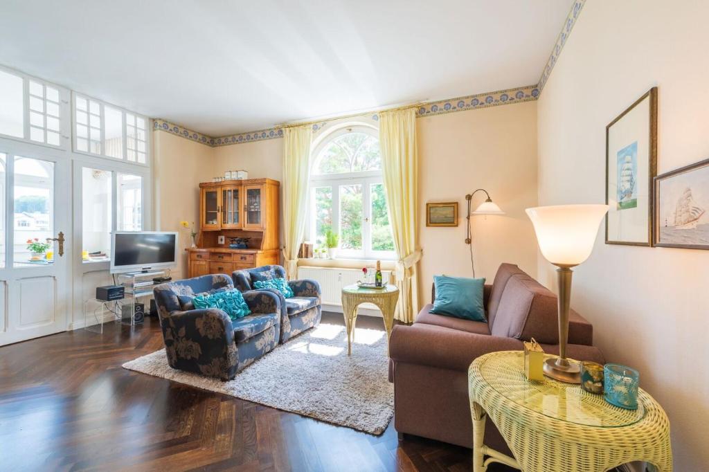 a living room with a couch and a tv at Ferienwohnung Seemuschel in Binz